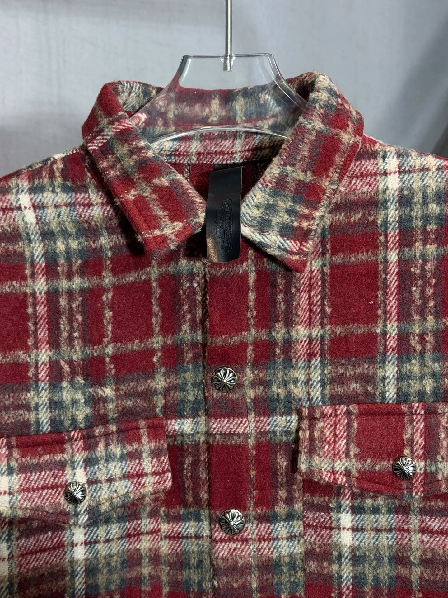P280 model number: HE395 Chromehearts-Chrome heart wool plaid leather label shirt jacket The fabric is made of 360g high-weight tasseled woolen plaid shirt fabric. The upper body is extremely warm and feels soft and comfortable. It has custom-made original hardware Crow heart cross buttons and a custom-made original cross leather label on the back + heavy embroidery. The embroidery is full and three-dimensional, the overall process is complex, original accessories, factory workmanship, complete with three standards, feel free to buy, Kuaishou Xiaohongshu's popular shirt jacket.  Color: Red/Blue Size: S M L XL